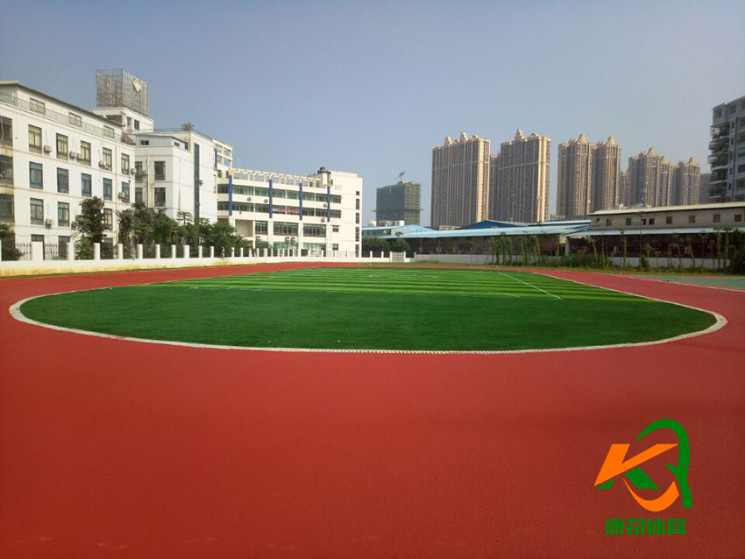 廣西南寧五一路翠湖新城小學場地建設 全塑型自結紋400米跑道